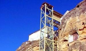 El ascensor panorámico para subir al castillo de Chiclana entra en funcionamiento