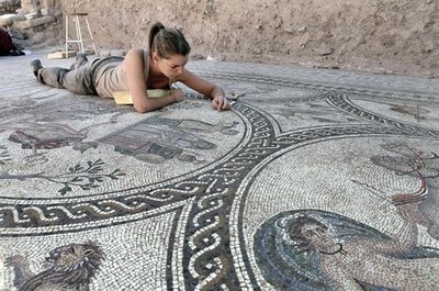 Noticia Europa Press:Hallan en Cástulo un mosaico perfecto del Alto Imperio Romano