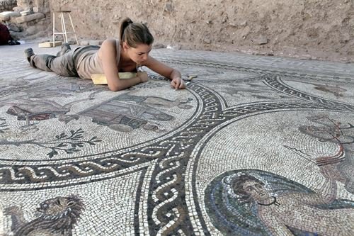 Noticia Europa Press:Hallan en Cástulo un mosaico perfecto del Alto Imperio Romano