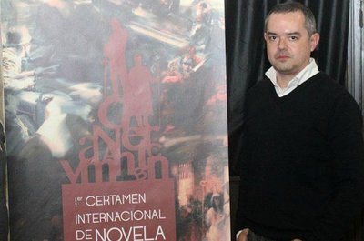 Noticia El Mundo:La versión 'pin up' de Juana de Arco, en Úbeda