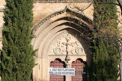 Noticia Ideal de Jaén:Pancartas contra algunos árboles que no dejan ver bien distintos monumentos