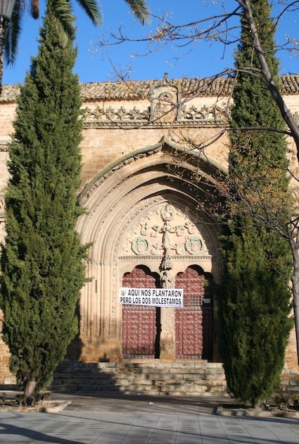 Noticia Ideal de Jaén:Pancartas contra algunos árboles que no dejan ver bien distintos monumentos