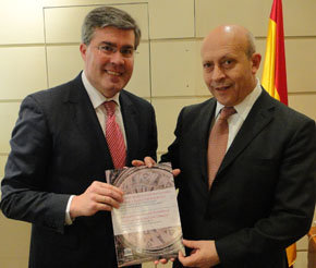 Noticia Diario Jaén:El alcalde entrega al ministro de Cultura el expediente de la Catedral de Jaén