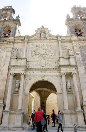 Noticia Ideal de Jaén:La Diócesis colgará en su web el horario de visita pública de sus 62 monumentos