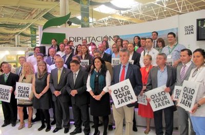 Noticia El Condado Ahora:Una placa identifica a los más de 70 establecimientos y empresas incluidos en “Oleotour”