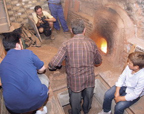 Diario Jaén:Paco y Pablo Tito cuecen cientos de piezas de barro en un horno árabe