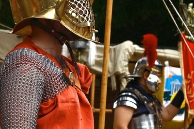 Noticia IDEAL:Una lucha de gladiadores en plena plaza Vázquez de Molina