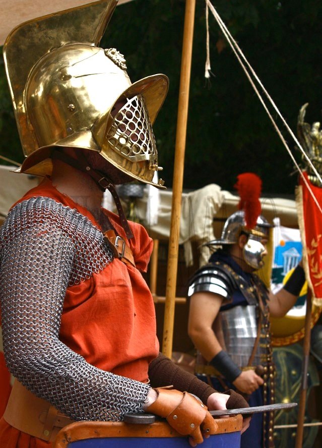 Noticia IDEAL:Una lucha de gladiadores en plena plaza Vázquez de Molina