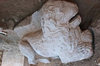 Las excavaciones en la muralla de Cástulo permiten hallar la escultura de un león