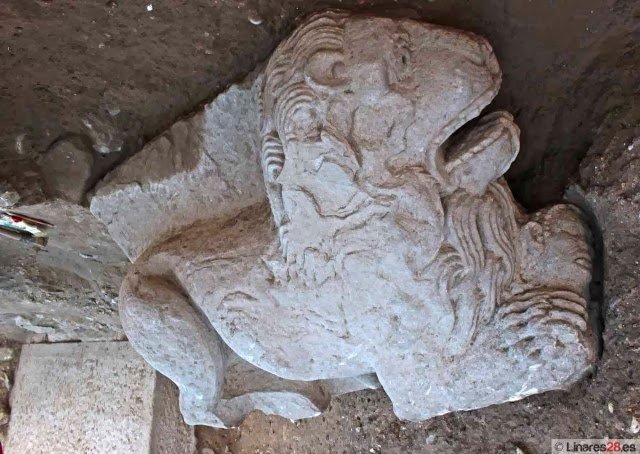 Las excavaciones en la muralla de Cástulo permiten hallar la escultura de un león