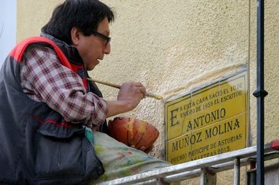 Noticia IDEAL:La huella de Antonio Muñoz Molina marcada con placas de cerámica