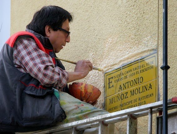 Noticia IDEAL:La huella de Antonio Muñoz Molina marcada con placas de cerámica