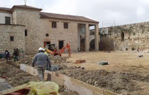 Noticia IDEAL:Comienzan las obras en el Castillo de Torredonjimeno