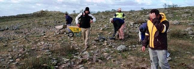 Noticia IDEAL:Expoliadores destrozan un esqueleto y dañan el patrimonio del Giribaile