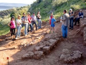 Noticia IDEAL:Los profesores del Condado visitan las excavaciones del Giribaile