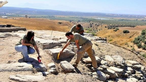 Noticia IDEAL:Hallan un torreón de gran tamaño en el yacimiento de Cástulo