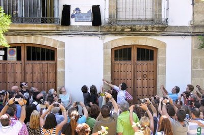 Noticia IDEAL:Una placa marca la huella de Sabina en la casa en la que nació