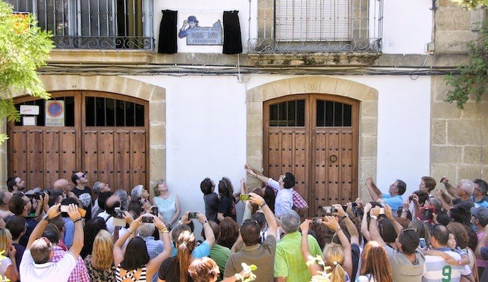 Noticia IDEAL:Una placa marca la huella de Sabina en la casa en la que nació