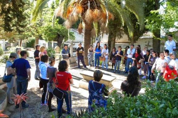 Noticia IDEAL:La Red Europea de Cementerios se rinde a los encantos del cementerio Inglés