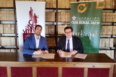 Firma del convenio entre la Fundación Caja Rural de Jaén y El Certamen de Novela Histórica de Úbeda