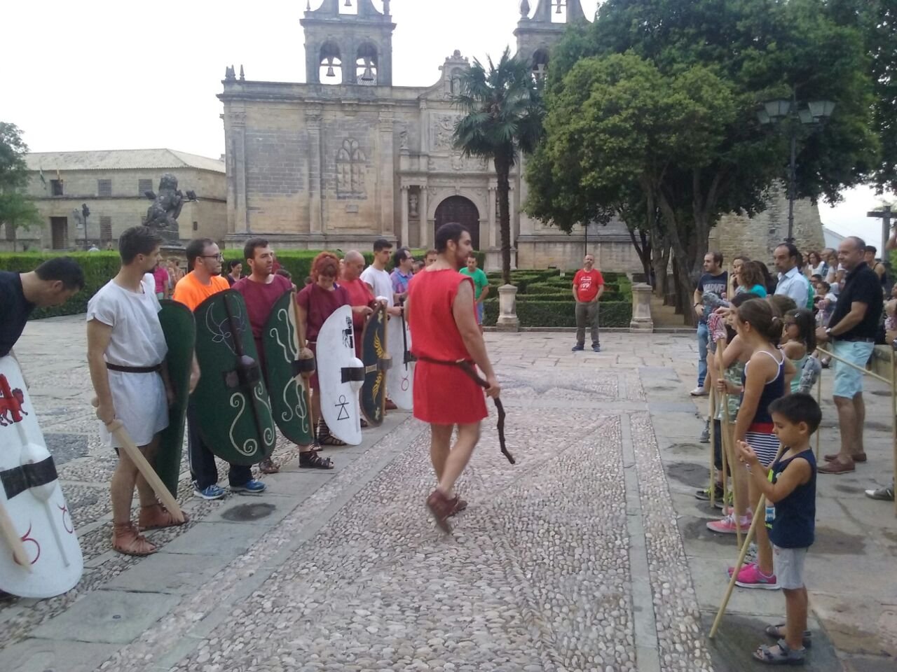 Exito del entrenamiento del grupo de recreación del Certamen de cara al público