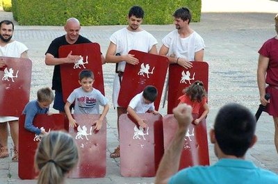Taller de pequeños legionarios con el grupo de recreación del Certamen de Novela Histórica