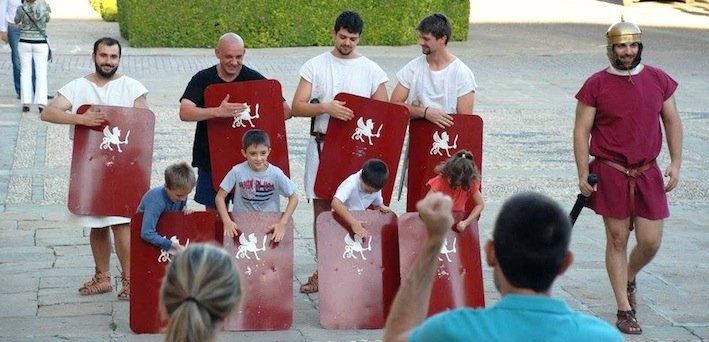 Taller de pequeños legionarios con el grupo de recreación del Certamen de Novela Histórica