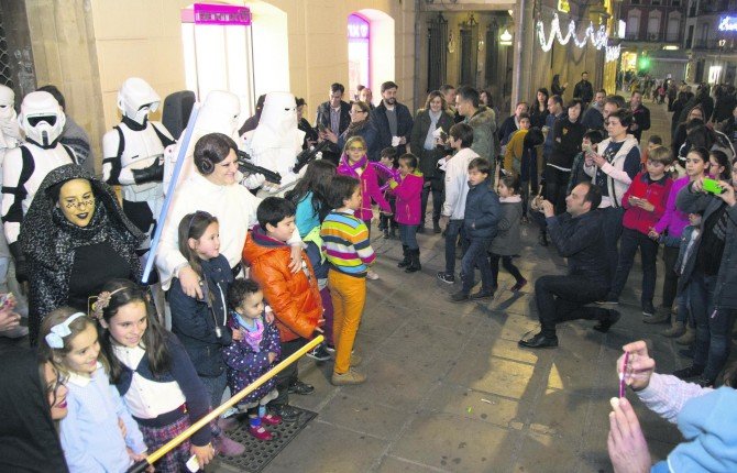 “Star Wars” cautiva a grandes y pequeños
