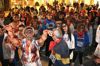El casco histórico volvió a ser tablero de juego para zombis y supervivientes