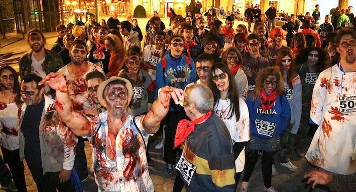 El casco histórico volvió a ser tablero de juego para zombis y supervivientes
